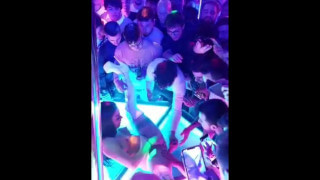 Martina Smeraldi masturbata dai suoi fans in uno spettacolo dal vivo
