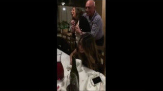 Zio ubriaco lecca le tette alla nipote al ristorante